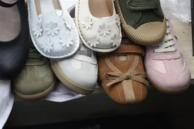 הבנת ההבדל בין נעלי מלט קרות לנעל עם הזרקה